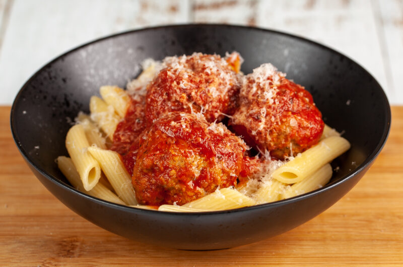 Italienske Meatballs med tomatsauce og pasta